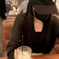 พลอย(เพื่อนพระเอก+เจ้าของร้านปืน)