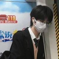 อากิตอนใส่แว่น