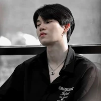 วี(รุ่นพี่)