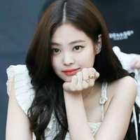 Jennie /left hand of V