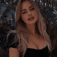 Inés Bustamante (mejor amiga de Ariel)