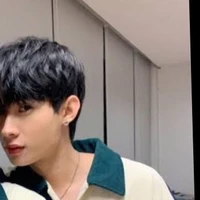 ไม้(รุ่นน้องพระเอก)