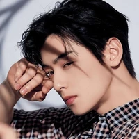 Kevin [ tangan kanan Jungkook]