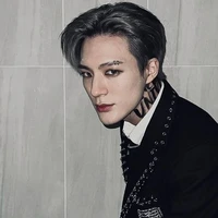 J  {พระเอก}