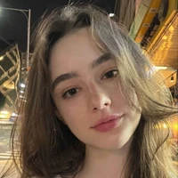 Melanie Thompson Collins (mejor amiga)