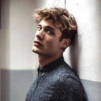 Lee (18 años amigo de Tamara)