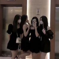กลุ่มสาวในโรงเรียน