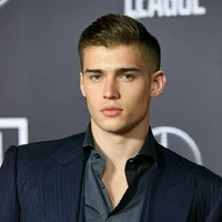 Harry (25 años, príncipe)
