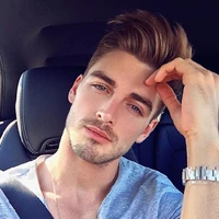 Carter (25 años amigo de Owen)