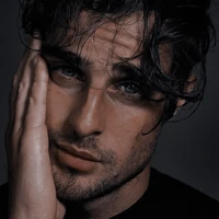 Mason (26 años, hermano de Madison)