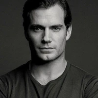 Román (50 años, padre de Connor)