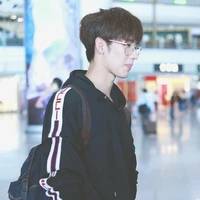 เจมส์(ใส่แว่น)