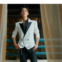 Huang hongjun (asisten pribadi yifeng)
