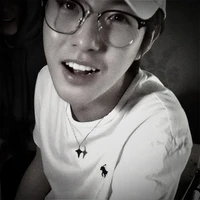 เหรินจวิ้น(ใส่แว่น)