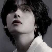 Kim V/ Black winged 🖤