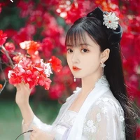 ฮวา​จิ้น​เออร์​(คนสนิท+ปีศาจบุปผาโลหิต)​