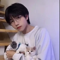 ออกัส พ อัง