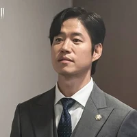 Lee-yoon (Rektor,paman Theana)