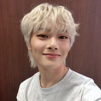 jeongin (i.n) omega