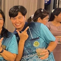 อุ๋ม(รุ่นพี่,เพื่อนพระเอก)
