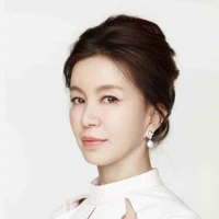 แสงจันทร์(ย่าของพระเอก)
