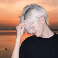 ยิ้ม{เพื่อนนายเอก}