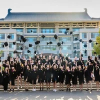 KERUMUNAN SISWA/i