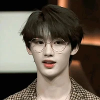 ติงเฉินซิง  ตอนใส่แว่น
