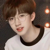 เฮ่อจวิ้นหลิง เพื่อน น.อ 
ตอนใส่แว่น