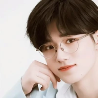 ซ่งย่าเซวียน เพื่อน น.อ 
ตอนใส่แว่น