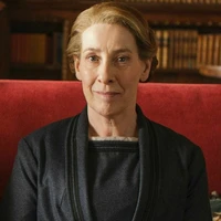 Catherine ( Kepala pelayan )