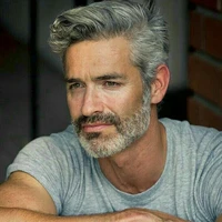 Rodrigo(padrastro de victoria)