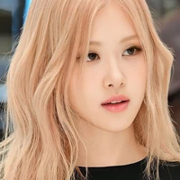 ยูอา(เพื่อนนายเอ+เจ้าของร้านคาเฟ่)