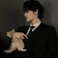 เดย์(หัวหน้าการ์ด+มือขวาพระเอก)