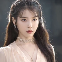 IU/ Jungwoo step sister