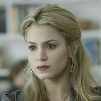 rosalie hale(alfa dominante 20 años)