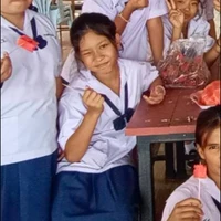 แก้วเป็นเพื่อนของทั้งสองฝั่ง