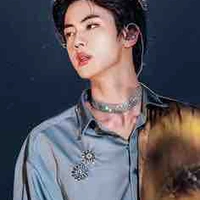 Moi c’est jin j’ai 34ansmembre des bts 