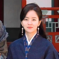 Jeon Kyung /Third Aunt