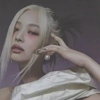 Kim Jennie / ML Right hand side woman