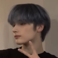 𝐚𝐮𝐭𝐨𝐫 ☆★