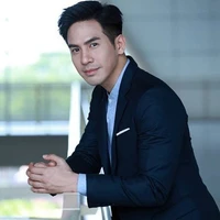 เจมส์ ( ตระกูลหงส์ดำ + พ่อ นอ. )