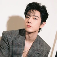 อี้ไป๋/พี่คนกลาง/พระเอก