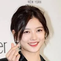 ماكومي استاذة فيزياء