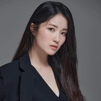 Anna/Hye yoon (Istri Harvey)