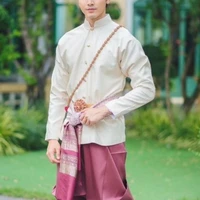 ครูวายุ(คนขับร้องและคนบรรเลง)