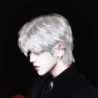 วาฬ  พ่อ น.อ หัวหน้าตระกูลขาว