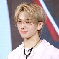 PARK JISUNG (SAHABAT TAEHYUNG)