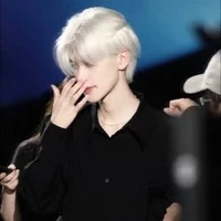 ม่อน(นายเอก)
