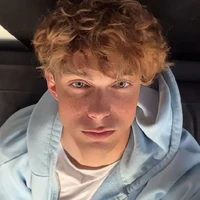Adam (melhor amigo da Mariana)